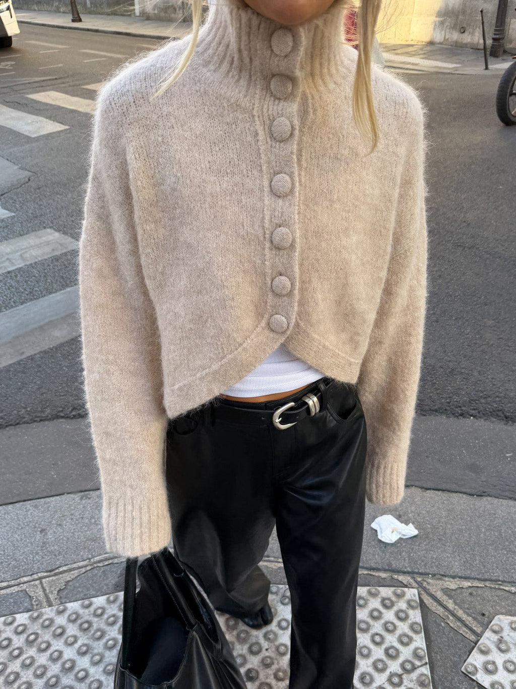 アシンメトリーヘム ボタンクロップドニット